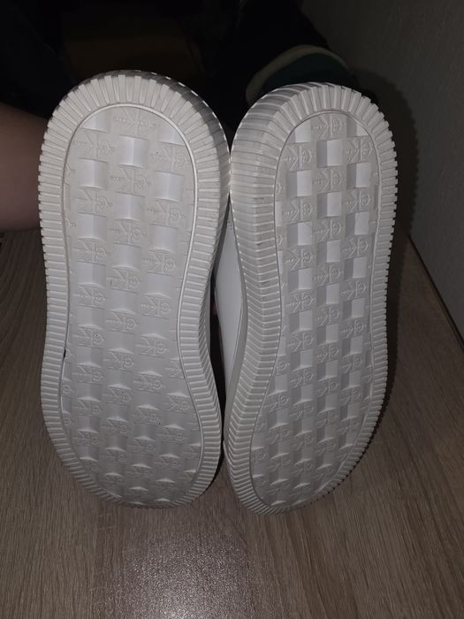 Продавам нови бели сникърски Calvin Klein