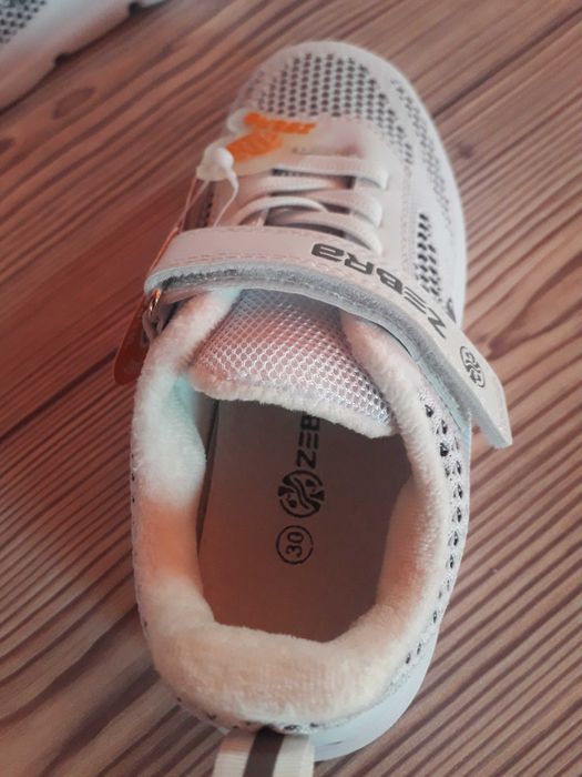 Продам детские кроссовки