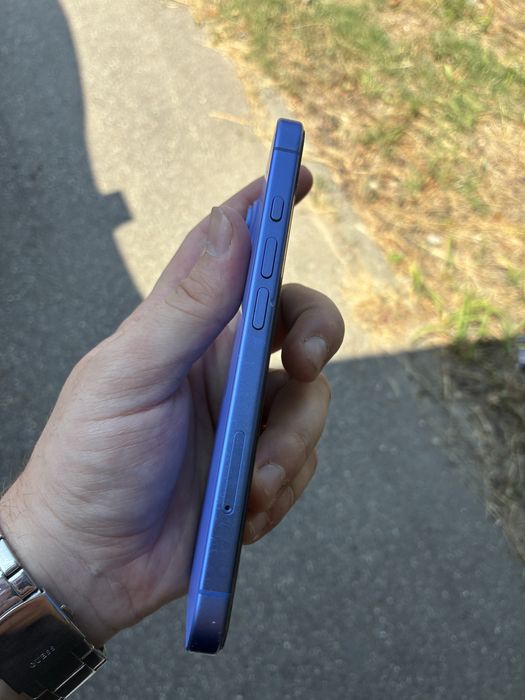 Iphone 16 blue.