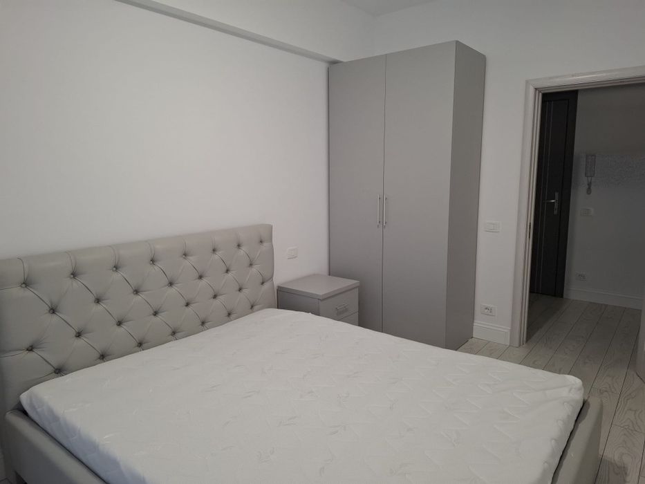 Închiriez apartament cu trei camere în bloc nou mobilat si utilat