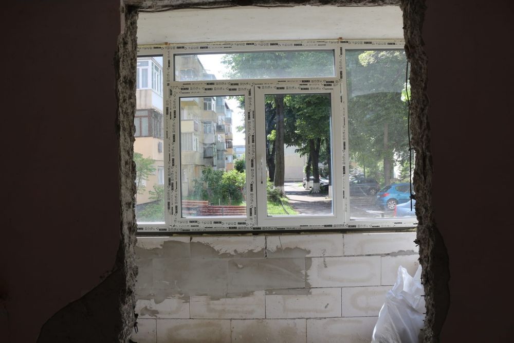 Persoană fizică, vând apartament cu 3 camere decomandat – Str. Gloriei, Roman la 10 min de Piața Smirodava