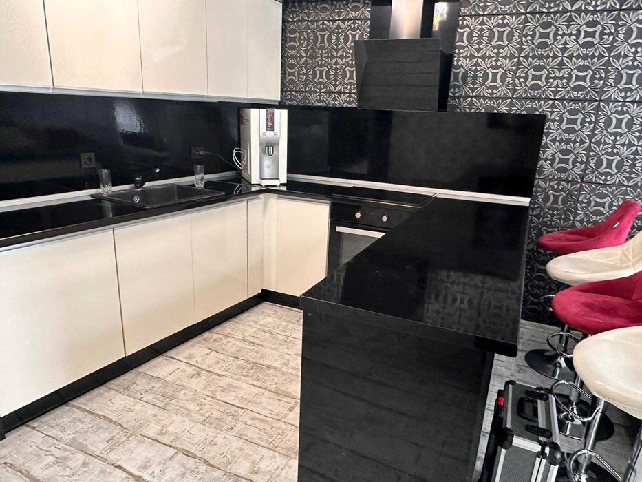 Луксозно обзаведен Тристаен апартамент с 2 паркоместа , ж.к. Левски