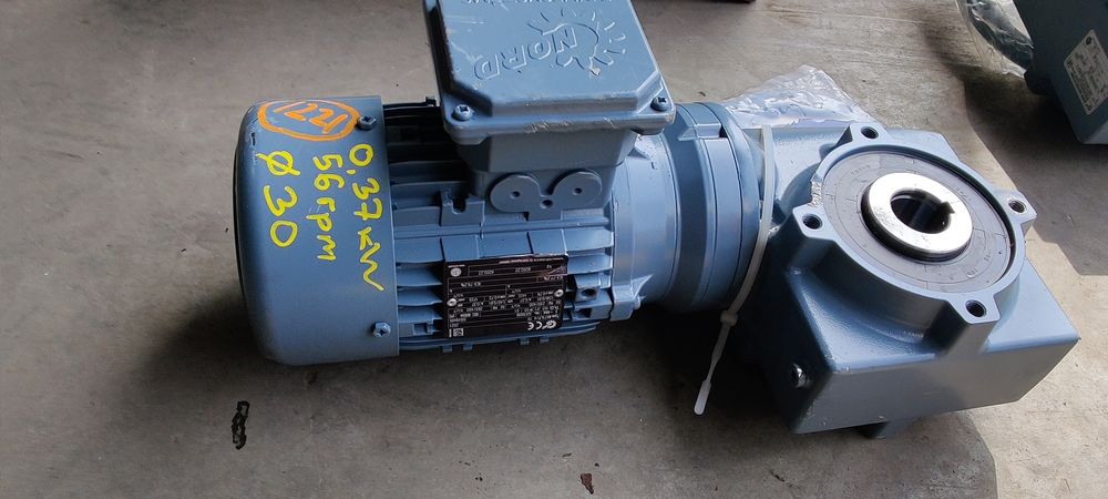 Motor electric trifazat cu reductor, 0.37kW, 56rpm, 380V