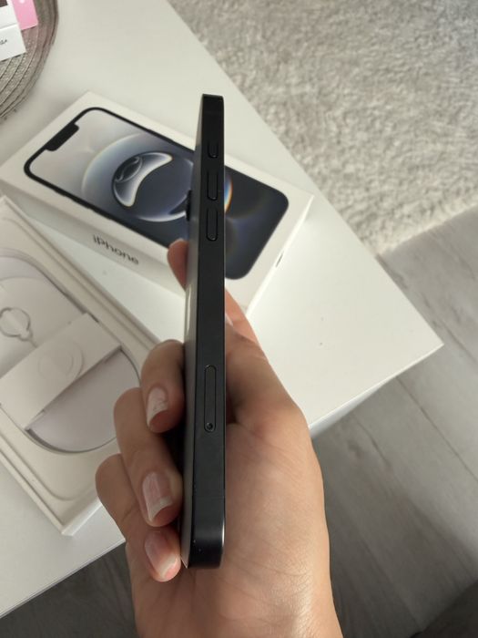 iPhone 16 e чисто нов
