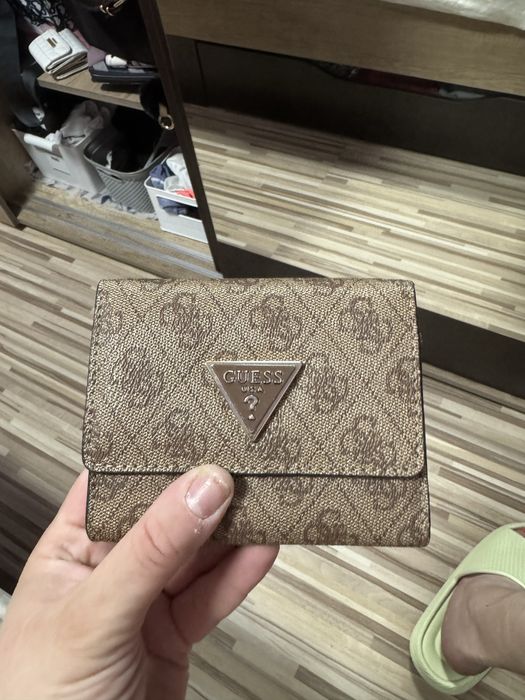 Дамско портмоне на Guess