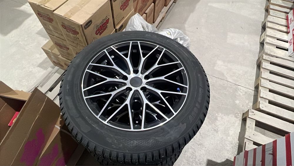 Продам новые зимнию резину с диском