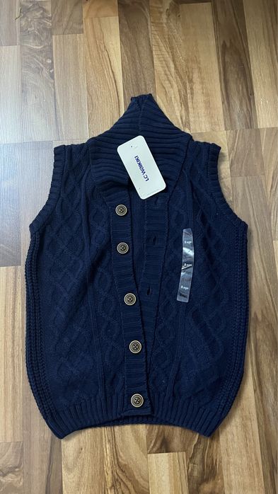 Новая тёплая , вязанная желетка в синим цвете, на 7-8 лет!