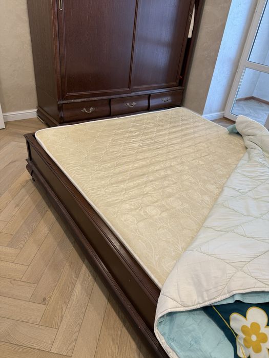 Кровать из натурального дерево