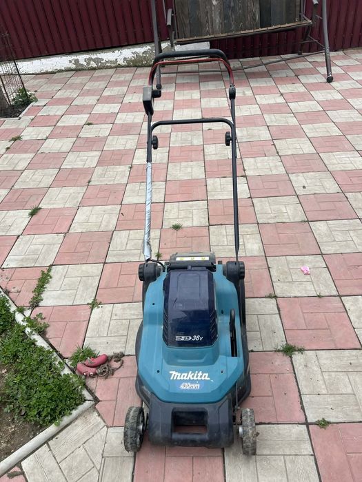 Mașina de tuns iarba Makita