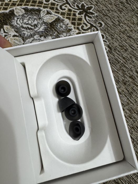 продам наушники buds +