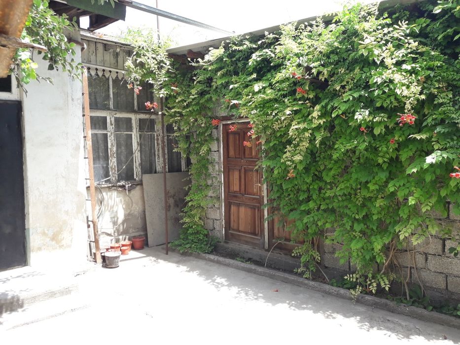 Продаётся участок 2.5 сотки с домом.