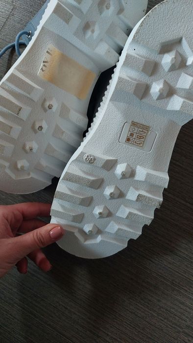 Високи сини кецове