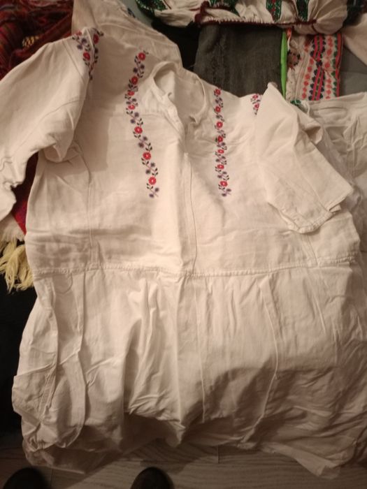 Vând cămeși țesute foarte vechi