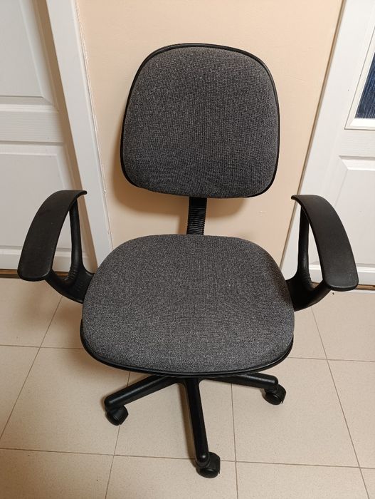 Чисто нов Office стол