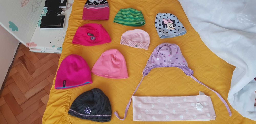 Бебешки шапки различни размери