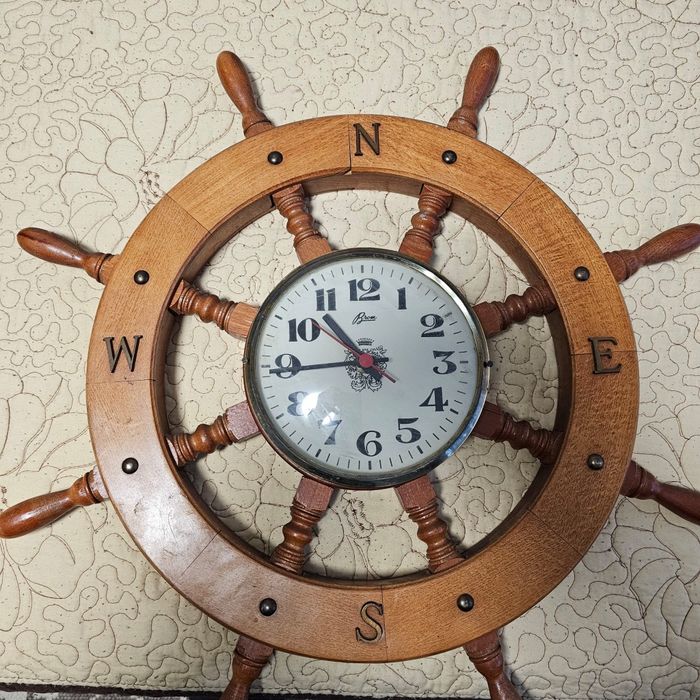 Timona din lemn masiv cu ceas Brom