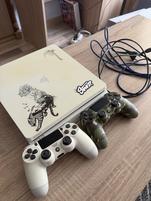 Playstation 4 с два джойстика цената може и по договаряне!