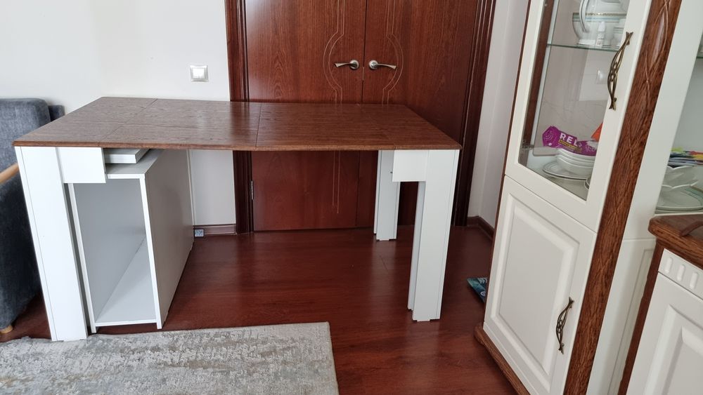 Стенка и стол в гостиную