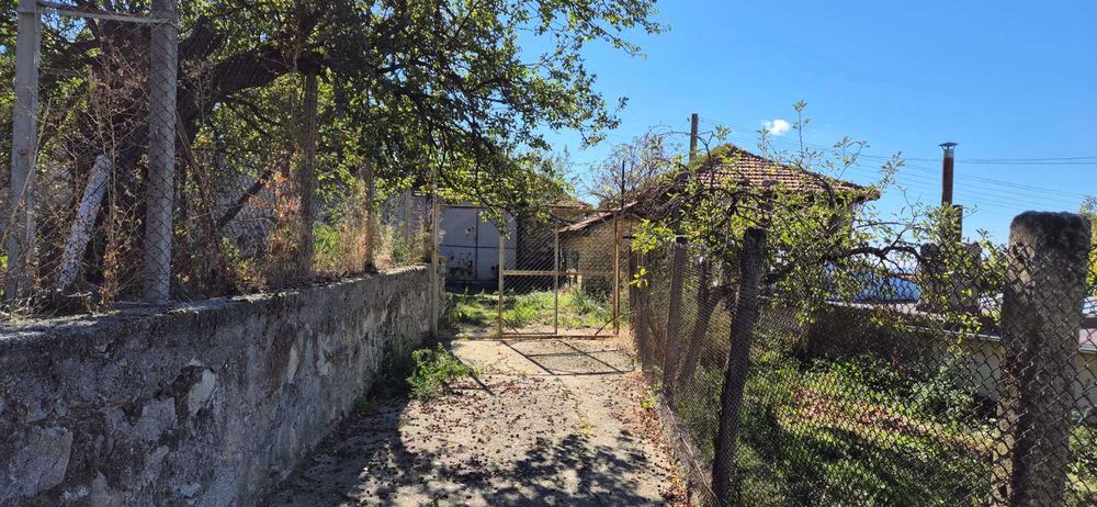 Къща с двор в село Горно Изворово