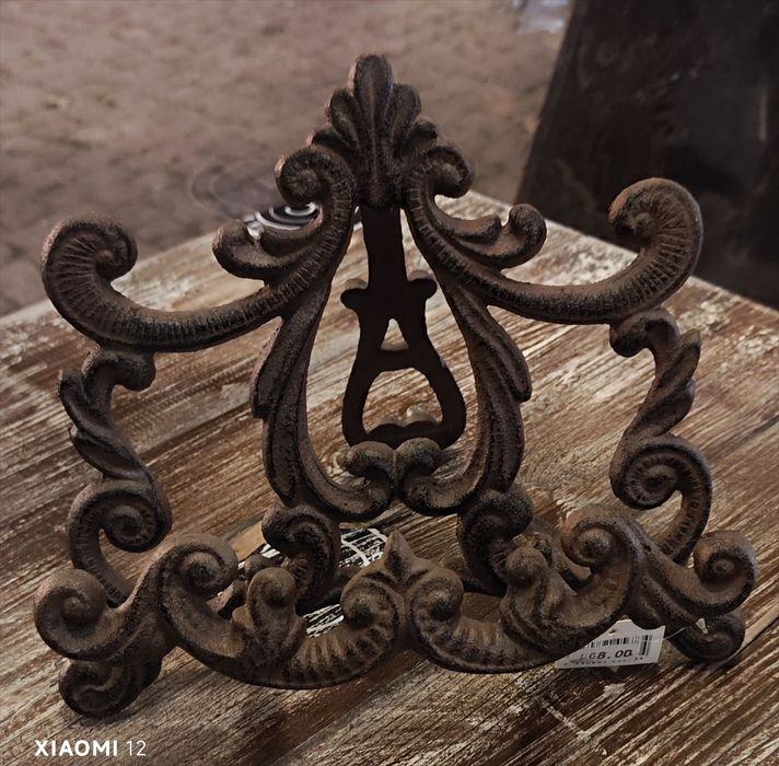 Чугунена поставка за книга