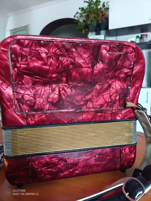 Vând sau schimb cu magnetofon  Akai.