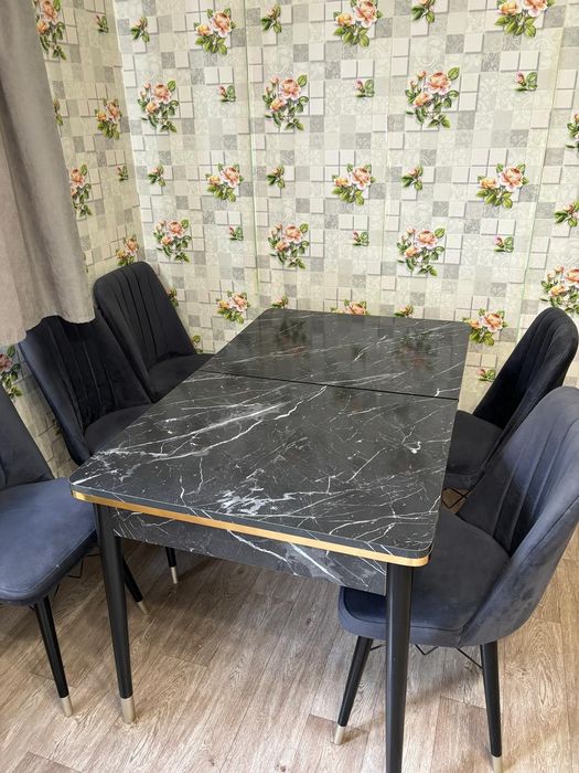 Стол со стульями