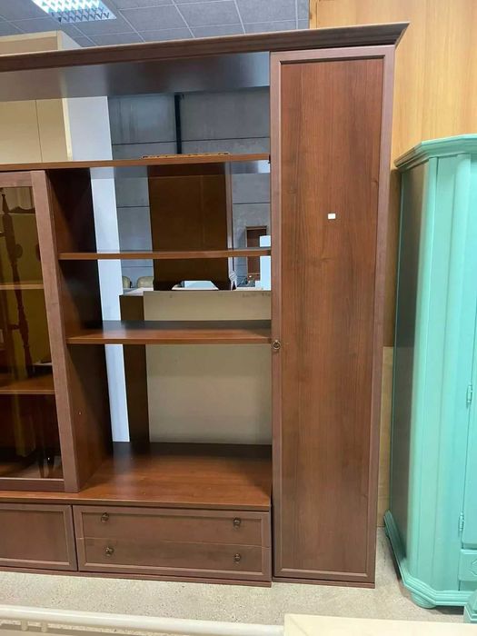 Bibliotecă modulară maro cu vitrină și spații multiple – S 1773