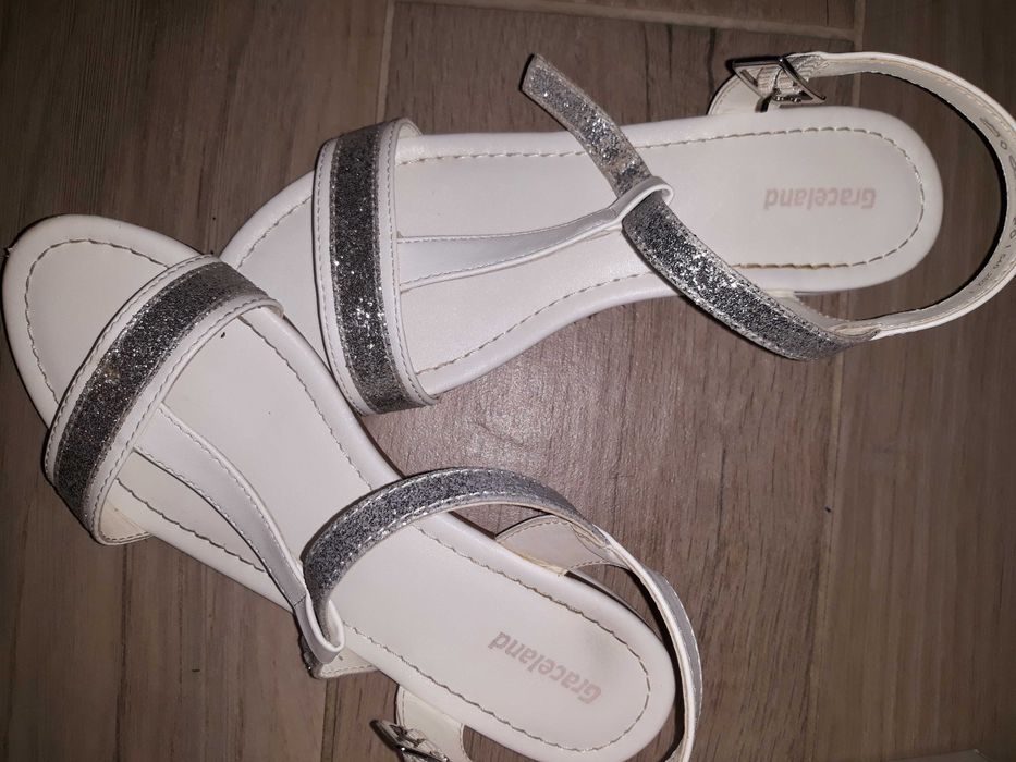 Продавам детски сандали за момиче