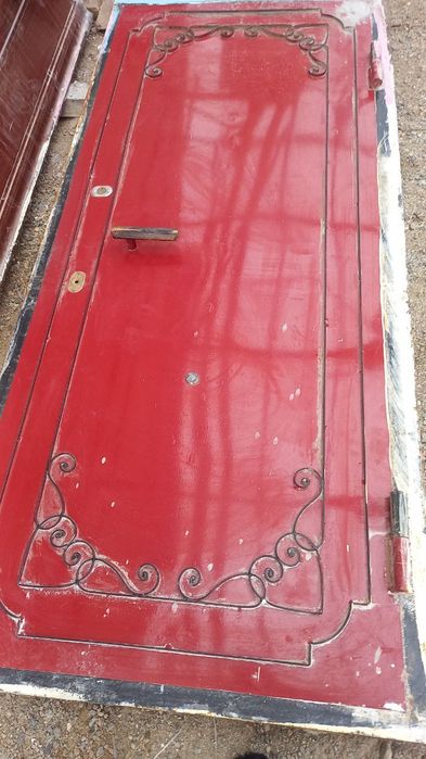 Продаётся железная дверь.