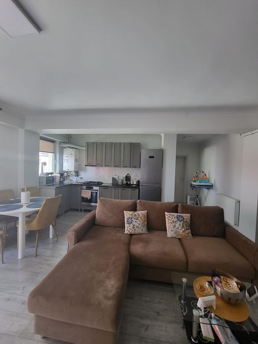 Inchiriez apartament
