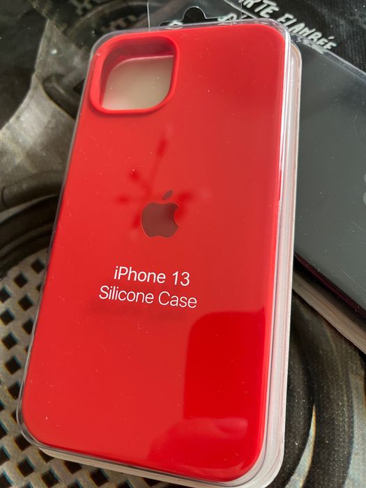 Продавам  нов червен кейс за  iPhone 13/13 Pro