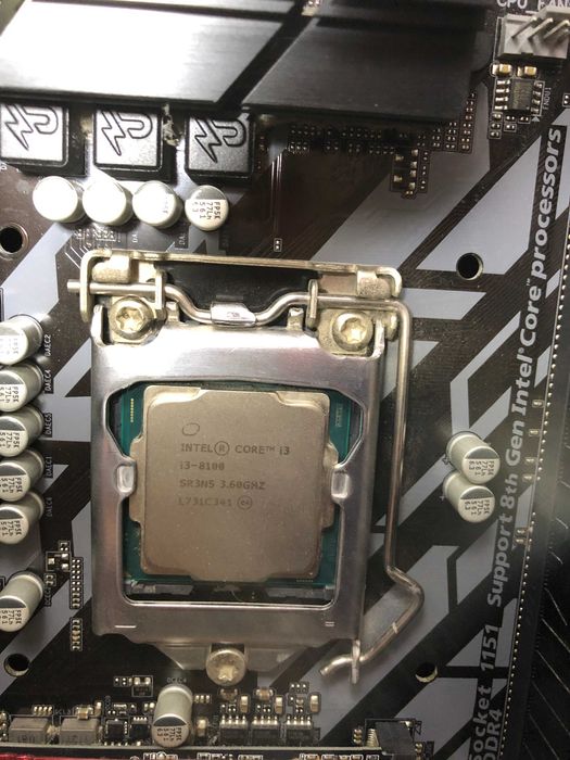 i3 8100, 16GB RAM, MB Gigabyte Z370, Sursa 700 W,  Cooler CPU Zalman