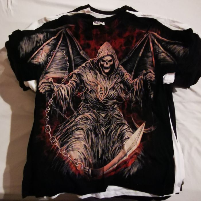 Tricouri de vânzare