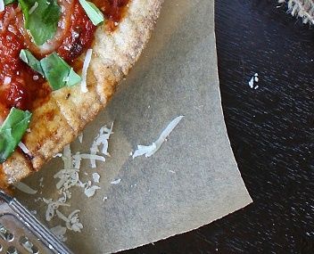 Лист от пиццы. Как отделить пергаментную бумагу от кабачкового рулета. Пицца прилипает к пергаменту. Пицца прилипает к пергаменту. Пицца прилипает к пергаменту.