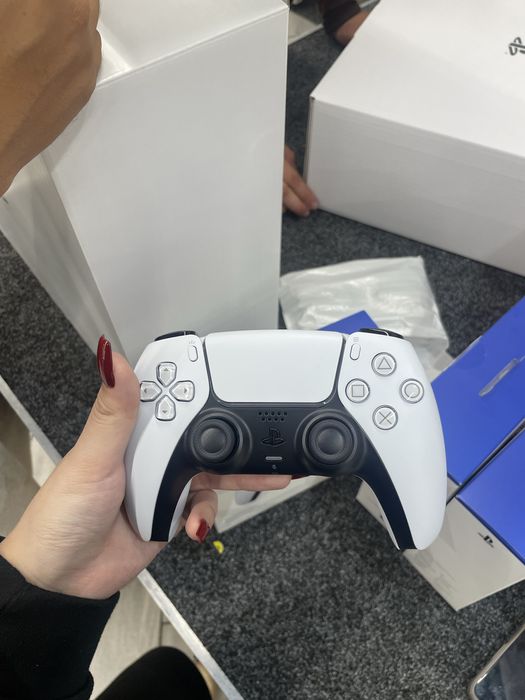 Срочно продается Sony PS5 +2 джойстика с гарантией!