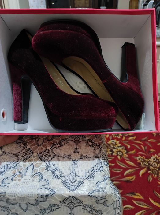 Срочно продаётся  Вечерний туфли новое .