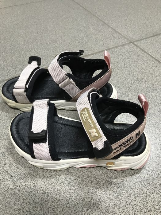 Продам сандали для девочки.