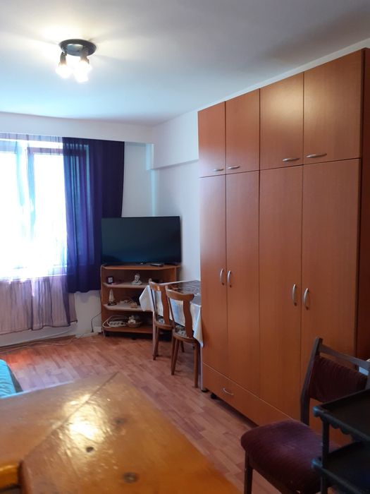 Persoana fizica vând garsonieră 21 mp + garaj de tabla + spatiu depozitare
