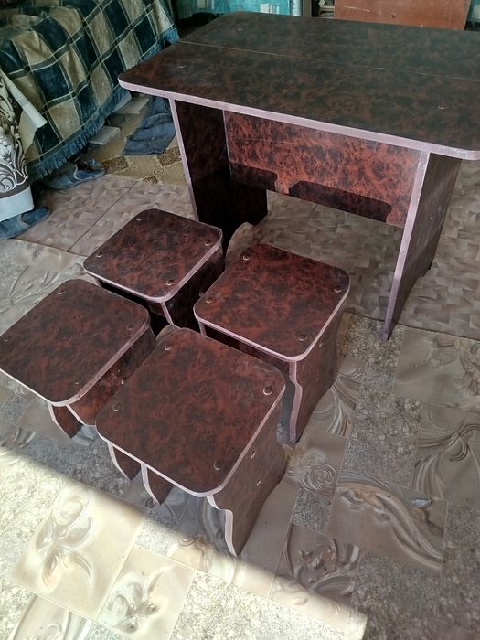 Стол и стулья, для для дома.
