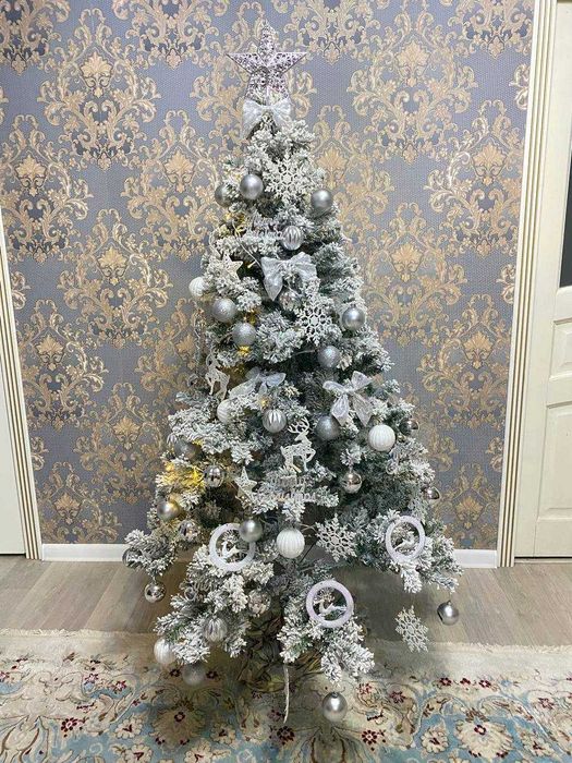 Елка шикарная заснеженная