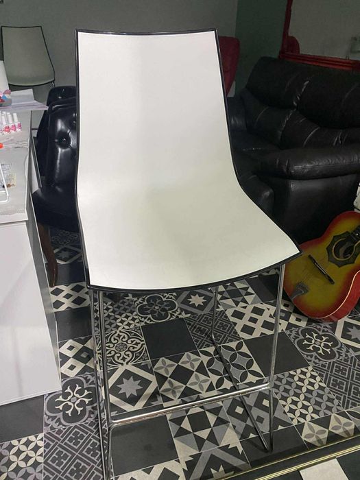 Кожен диван и два стола