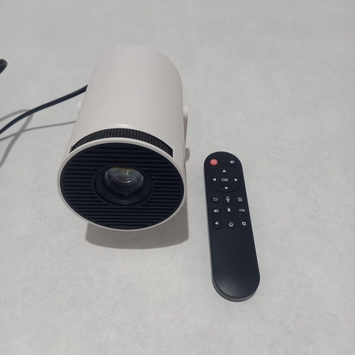 Праектор MACCUBIK HY 300 Pro .сотилади янги .вайфой оркали ишлиди.