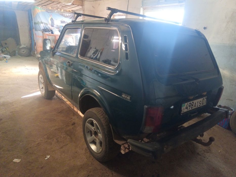 Продам ниву ,газ бензин2001