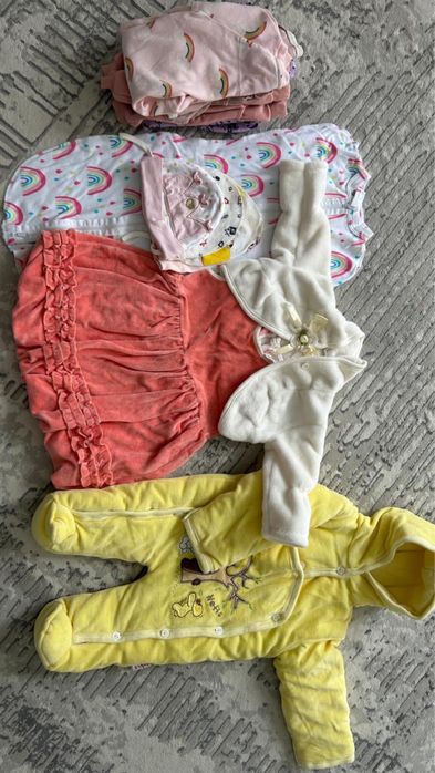 Пакет детских вещей для мальчишек и девочек.