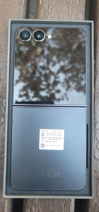 Телефон Самсунг Z Flip7