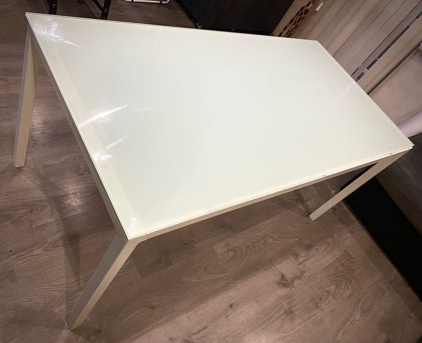 Трапезна стъклена маса