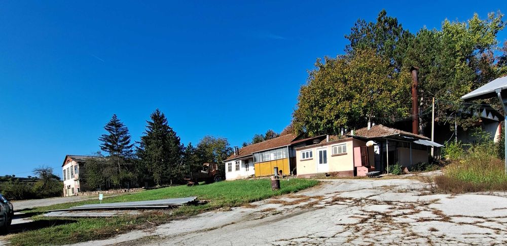 Продава се Промишлена сграда в с. Дерманци, Област Ловеч - 5815 кв.м за 44 €/кв.м - Снимка #1