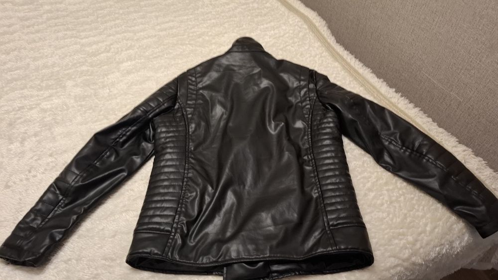 Продам кожаную куртку весенью