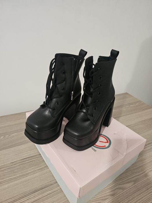 Дамски черни боти