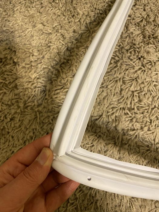 Продам новую резинку уплотнитель для холодильника , размер 85 на 58